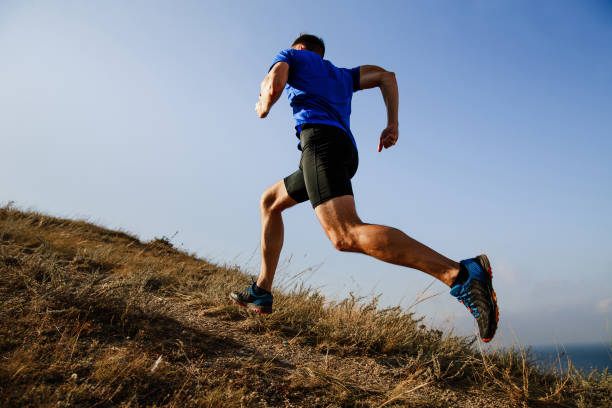 Trail runner in salita sui sentieri della Lessinia